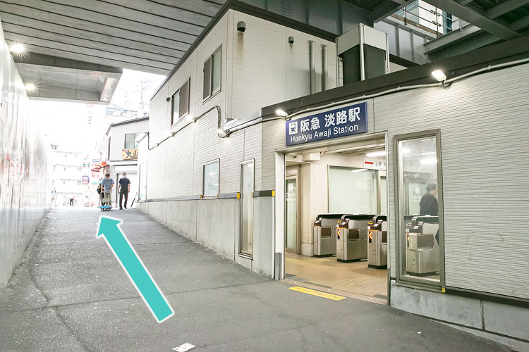 この通りを直進します。