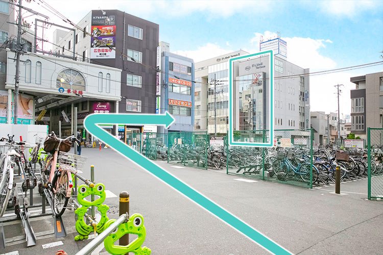 自転車置き場の先に見えるビルです。