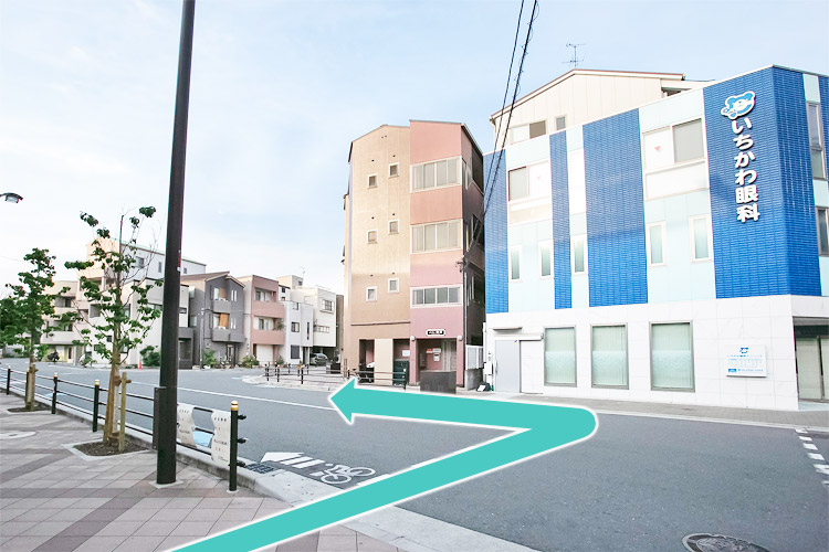 道を渡って左手方向に回り込みます。